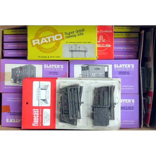 593 - SLATERS / WILLS FINECAST / RATIO / PENDON PRODUCTS 00 gauge railway-related Plastic Kits comprising:... 