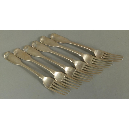 308 - A SET OF SIX GEORGE IV FIDDLE PATTERN TABLE FORKS engraved with a crest, by Francis Higgins, London ... 