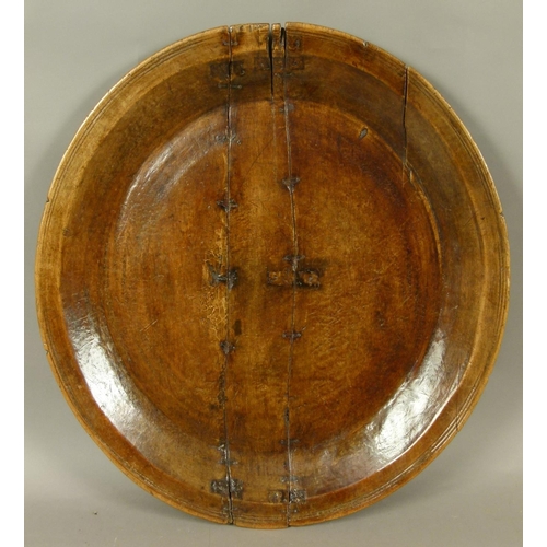 559 - A LATE 18TH/EARLY 19TH CENTURY SYCAMORE SHALLOW CIRCULAR BOWL with groove carved rim, 73cm diameter ... 