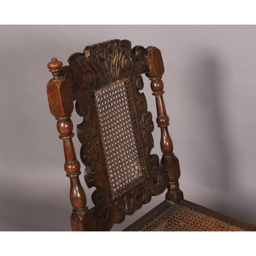 581 - A CHARLES II BEECHWOOD DAY BED, the bergere caned end panel within a foliate carved frame with turne... 