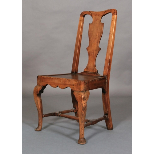 633 - AN 18TH CENTURY ELM SINGLE CHAIR, having a vase splat, full seat and on front cabriole legs with pad... 