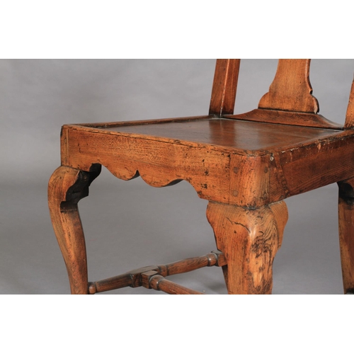 633 - AN 18TH CENTURY ELM SINGLE CHAIR, having a vase splat, full seat and on front cabriole legs with pad... 