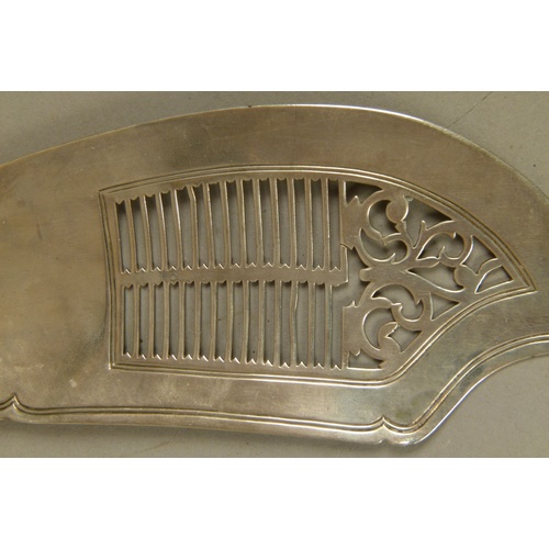 305 - A GEORGE III SILVER FIDDLE PATTERN FISH SLICE with pierced and part fluted blade, engraved with a cr... 