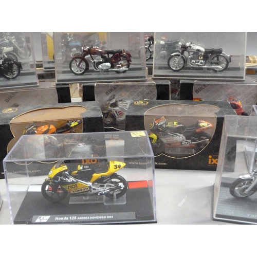 102 - IXO Museum 1:24, twenty vintage model racing bikes, all in perspex cases (ten with original cardboar... 