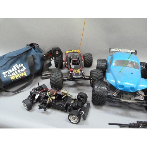 35 - Radio controlled off-road buggy together with two off-road Baja beetles and unbranded track racer, t... 