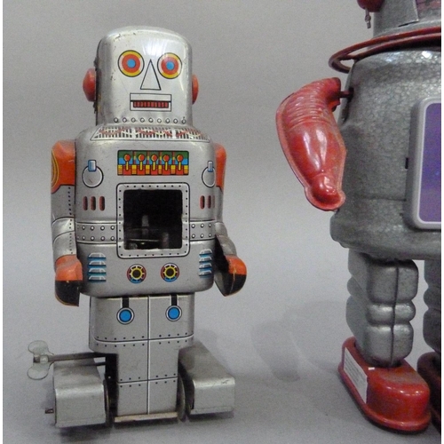 42 - SY Toys (Yoneya) Japan clockwork tin plate robot, c.1960s, with sparking action (no plastic window t... 