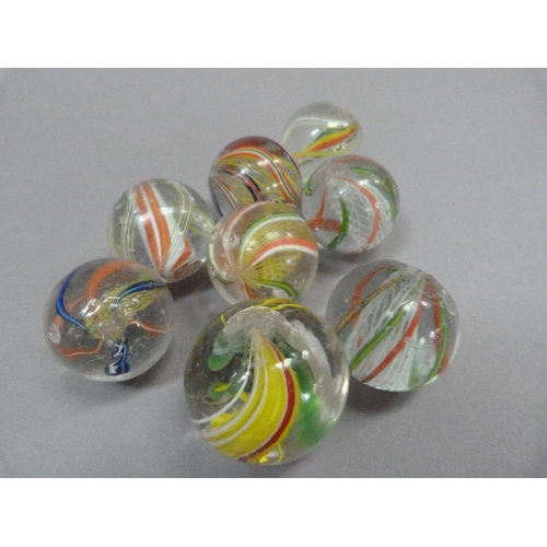 5 - A collection of eight vintage marbles, two with solid core in orange and white and in green, white, ... 