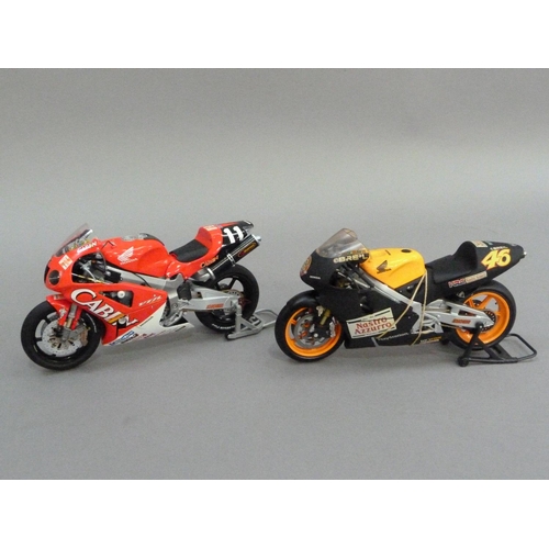 81 - Minichamps 1:12 Honda VTR1000 Valentino Rossi/Colin Edwards Team Cabin Winter 8h Suzuka 2001, boxed ... 