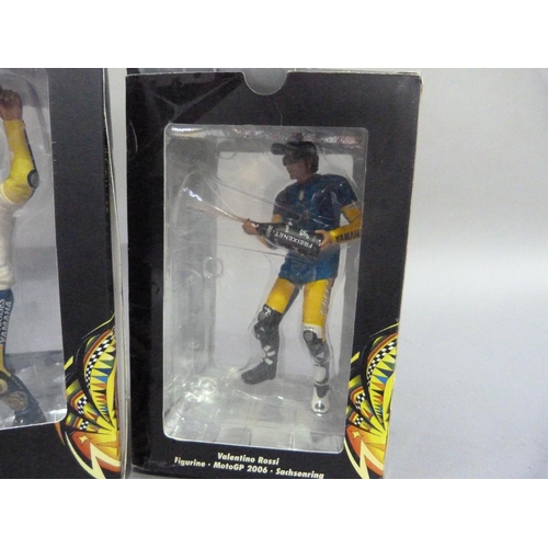 85 - Minichamps 1:12 Valentino Rossi figurines - MotoGP Sepang 2005 7 Times World Champion, standing, arm... 