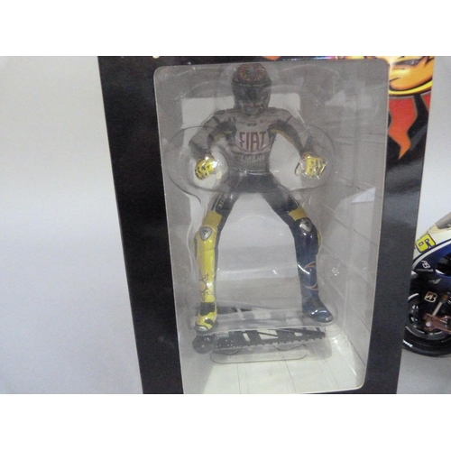 86 - Minichamps 1:12 Yamaha YRZ M1 Valentino Rossi 2009, no box and Valentino Rossi figure with start box... 