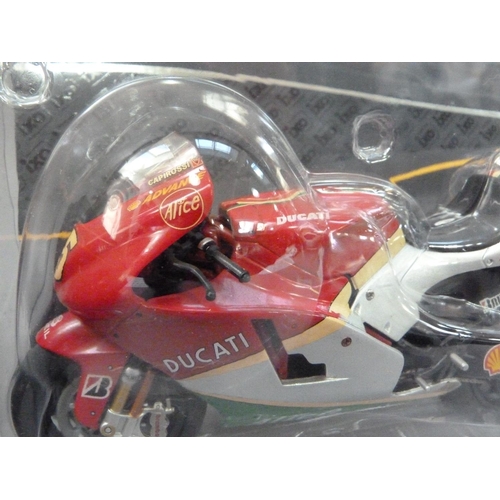 96 - IXO 1:12 Ducati Desmosedici Loris Capirossi 2006, boxed; Ducati Desmosedici GP6 Sete Gibernau 2003, ... 