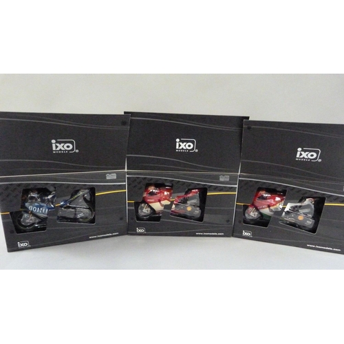 96 - IXO 1:12 Ducati Desmosedici Loris Capirossi 2006, boxed; Ducati Desmosedici GP6 Sete Gibernau 2003, ... 