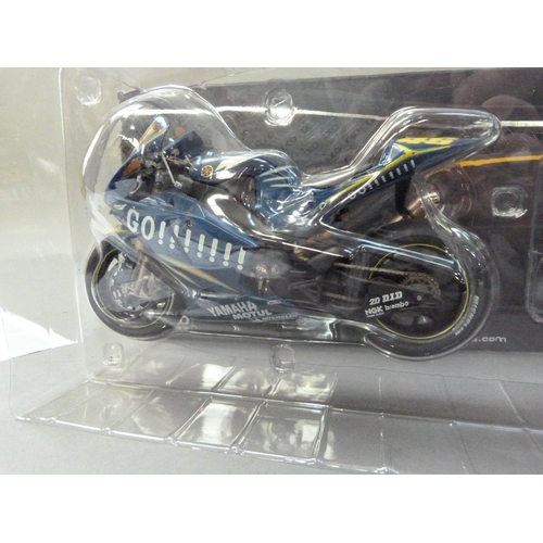 96 - IXO 1:12 Ducati Desmosedici Loris Capirossi 2006, boxed; Ducati Desmosedici GP6 Sete Gibernau 2003, ... 