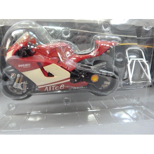 96 - IXO 1:12 Ducati Desmosedici Loris Capirossi 2006, boxed; Ducati Desmosedici GP6 Sete Gibernau 2003, ... 