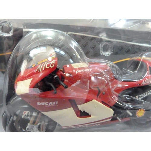 96 - IXO 1:12 Ducati Desmosedici Loris Capirossi 2006, boxed; Ducati Desmosedici GP6 Sete Gibernau 2003, ... 