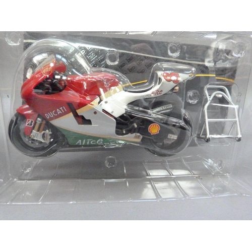 96 - IXO 1:12 Ducati Desmosedici Loris Capirossi 2006, boxed; Ducati Desmosedici GP6 Sete Gibernau 2003, ... 