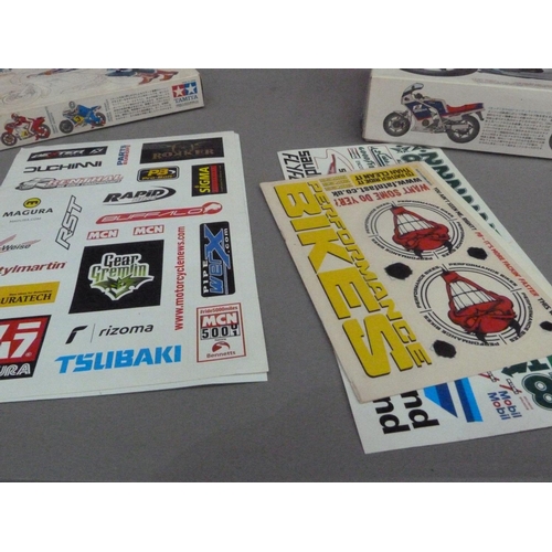 106 - Model kits - Yamaha YZR-M1 by Airfix, Honda CBE400F Endurance by Tamiya, Starting Rider by Tamiya, H... 