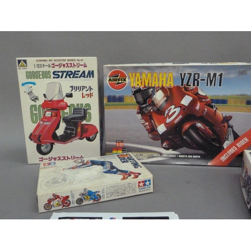 106 - Model kits - Yamaha YZR-M1 by Airfix, Honda CBE400F Endurance by Tamiya, Starting Rider by Tamiya, H... 