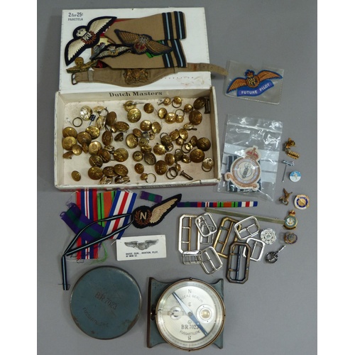 289B - A collection of RAF buttons, cap badges and insignia together with a WWII German First Artillery Gun... 