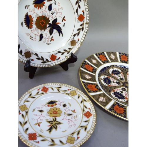 29 - A Royal Crown Derby 1128 pattern circular plate, 26.5cm diameter, together with two Royal Crown Derb... 