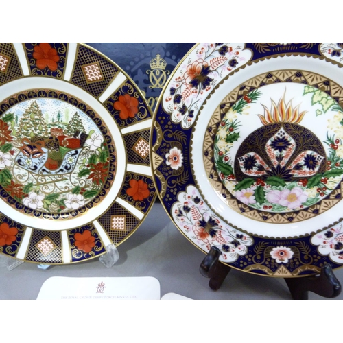 31 - A Royal Crown Derby limited edition Christmas plate for 1999, 201/1750, together with certificate si... 