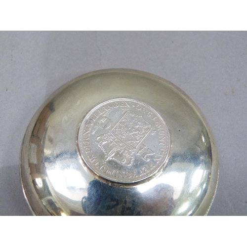 226 - A .800 silver dish inset with a Dutch two and a half guilder coin, 1930, 9.5cm diameter