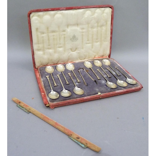 237 - A cased set of twelve seal top teaspoons and pair of sugar tongs, London 1928, the case distressed