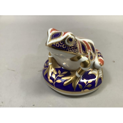 83 - A Royal Crown Derby frog paperweight, 8cm (no button)