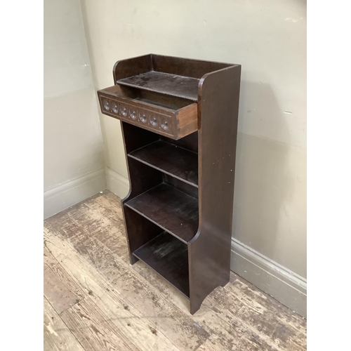 413 - A 1920s set of oak book shelves with three quarter gallery and drawer above two further shelves, 39c... 