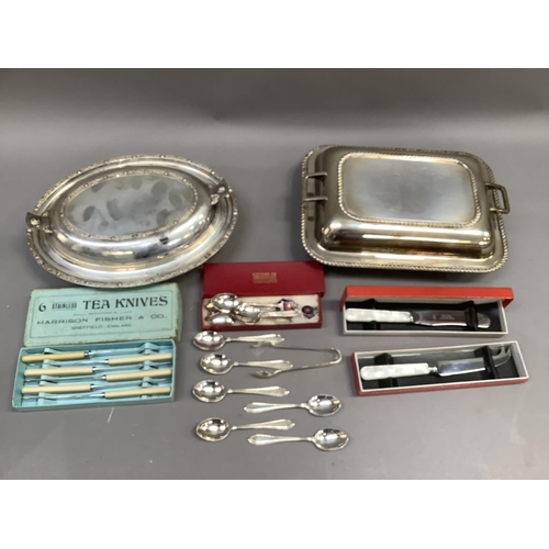 135 - Two silver plated entrée dishes and covers, oval and rectangular, boxed tea knives, sets of teaspoon... 