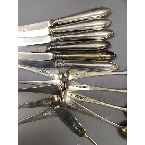 203 - A set of six silver handled tea knives, Sheffield 1912, together with four silver teaspoons Newcastl... 