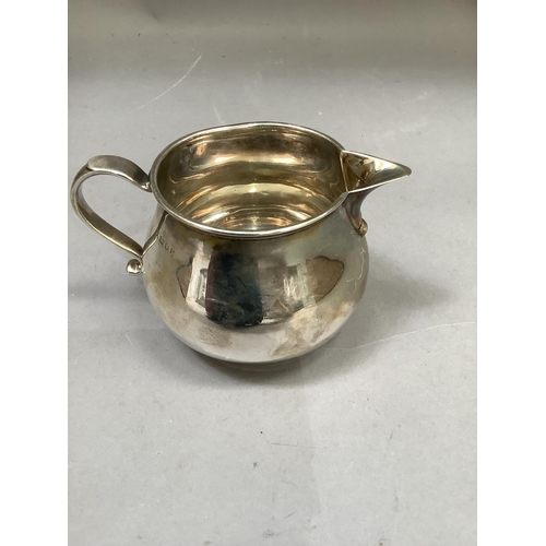 207 - A George V silver cream jug, London 1923, height 7cm, approximate weight 2.75oz together with four l... 