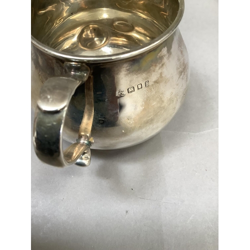 207 - A George V silver cream jug, London 1923, height 7cm, approximate weight 2.75oz together with four l... 