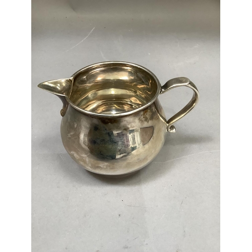 207 - A George V silver cream jug, London 1923, height 7cm, approximate weight 2.75oz together with four l... 