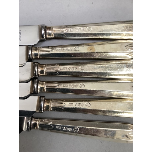 209 - A boxed set of six silver handled tea knives, Sheffield 1953 together with a silver caddy spoon, She... 