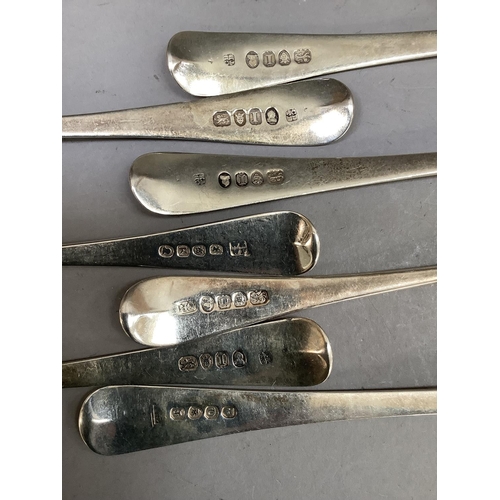 212 - Seven silver dessert spoons, matched, London 1805, 1804 (4), 1811 and 1828,total approximate weight ... 