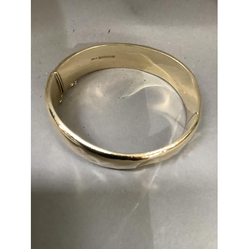 249 - A Stiff hinged bangle in 9ct gold, approximate weight 21g