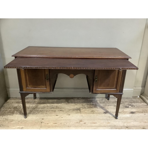 313 - An Edwardian mahogany and inlaid dressing table, the surface cross banded above a pull brushing slid... 