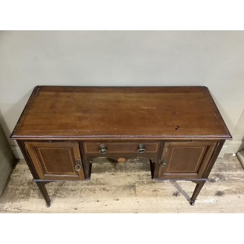 313 - An Edwardian mahogany and inlaid dressing table, the surface cross banded above a pull brushing slid... 