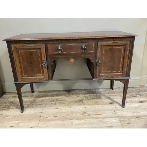 313 - An Edwardian mahogany and inlaid dressing table, the surface cross banded above a pull brushing slid... 