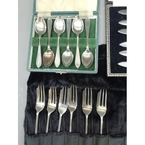 238 - A set of six George VI silver cake forks, Sheffield 1932, approximately 4.5oz total weight, together... 