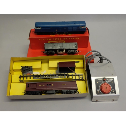 289 - Triang Hornby Mail Collection carriage, boxed, including collection hook, delivery bay and a number ... 