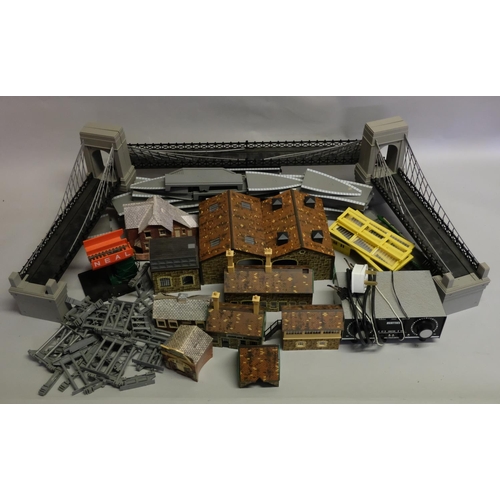 306 - A good collection of Hornby accessories, including the Grand Suspension Bridge, a number of Hornby p... 