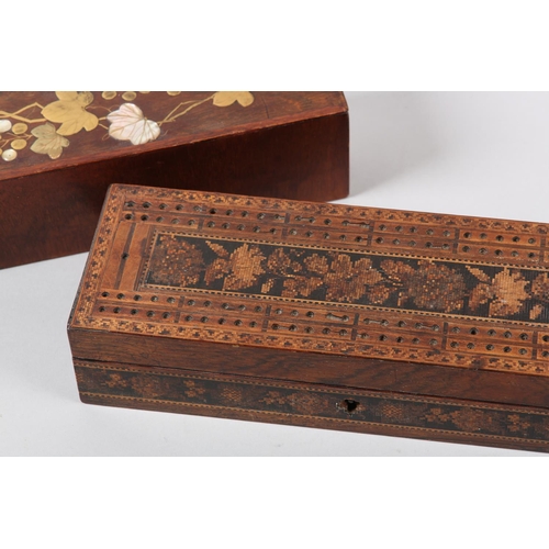 51 - A VICTORIAN ROSEWOOD TUNBRIDGE WARE GAME BOX, the lid inlaid for cribbage around a central panel of ... 