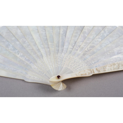 136 - A fine Chinese mother of pearl brisé fan, Qing dynasty, the stick tips rounded, the two guards and 2... 