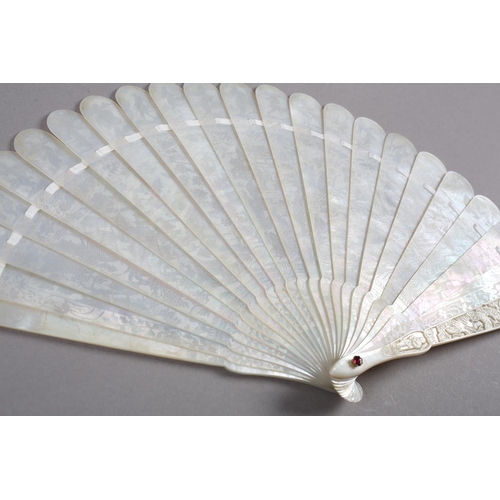 136 - A fine Chinese mother of pearl brisé fan, Qing dynasty, the stick tips rounded, the two guards and 2... 