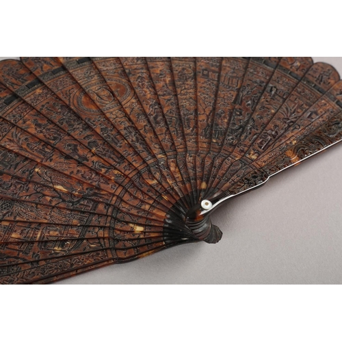 139 - A fine and detailed Chinese carved tortoiseshell brisé fan circa 1840’s, the 21 sticks and 2 guards,... 