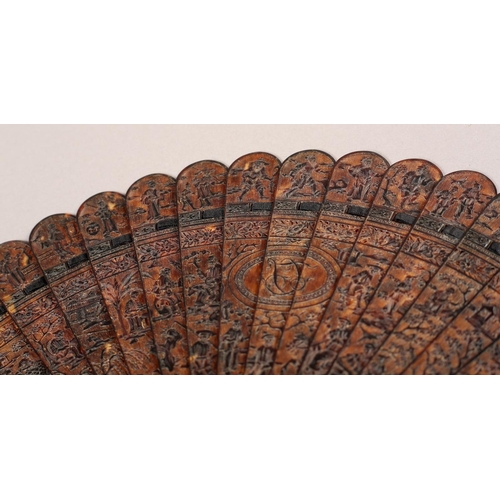 139 - A fine and detailed Chinese carved tortoiseshell brisé fan circa 1840’s, the 21 sticks and 2 guards,... 