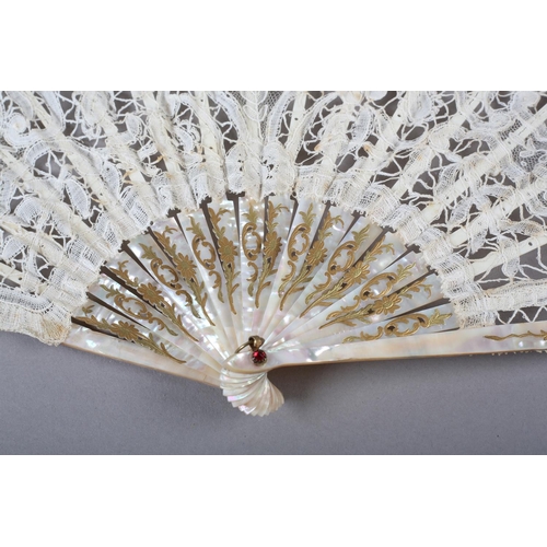 148 - A Mixed Brussels lace fan, early 20th century, the monture of pink mother of pearl, gilded, the leaf... 