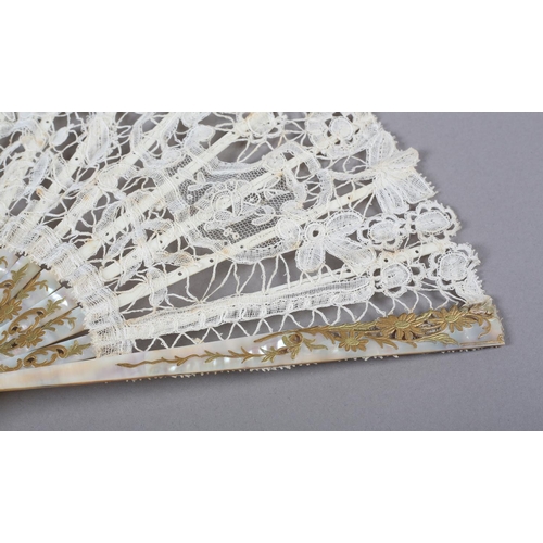 148 - A Mixed Brussels lace fan, early 20th century, the monture of pink mother of pearl, gilded, the leaf... 